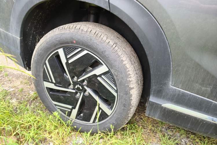 Used Wuling Xingguang S 2024 130 km Flagship Version Right Rear Wheel Hub