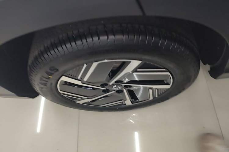 Used Wuling Xingguang S 2024 130 km Flagship Version Right Rear Wheel Hub