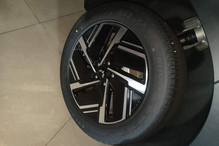Used Wuling Xingguang S 2024 130 km Flagship Version Right Rear Wheel Hub