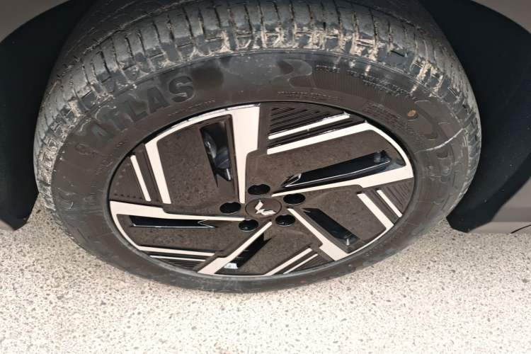 Used Wuling Xingguang S 2024 130 km Flagship Version Left Front Wheel Hub
