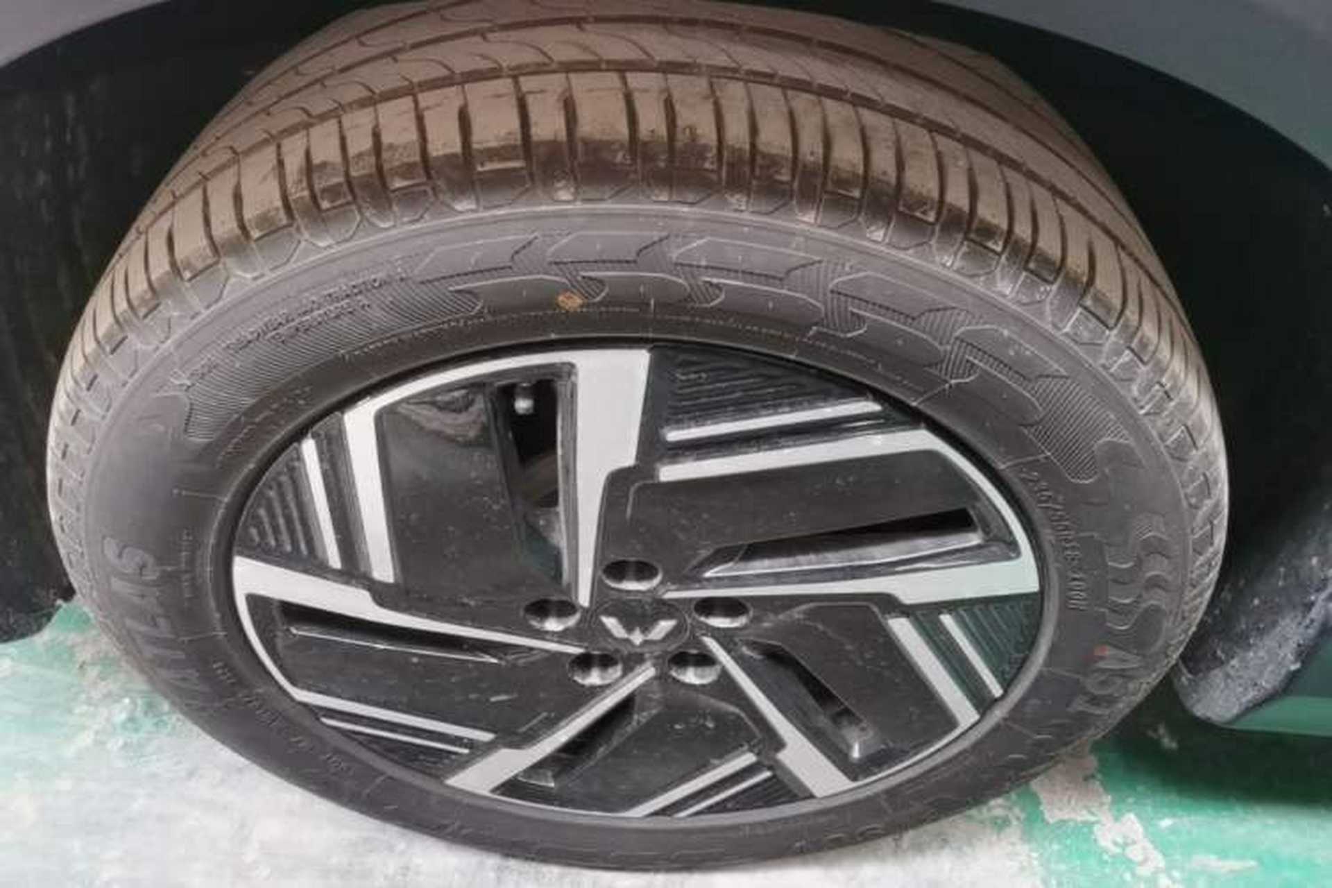 Used Wuling Xingguang S 2024 130 km Flagship Version Left Front Wheel Hub