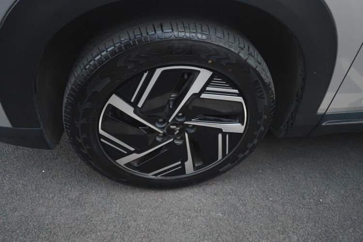 Used Wuling Xingguang S 2024 130 km Flagship Version Left Front Wheel Hub