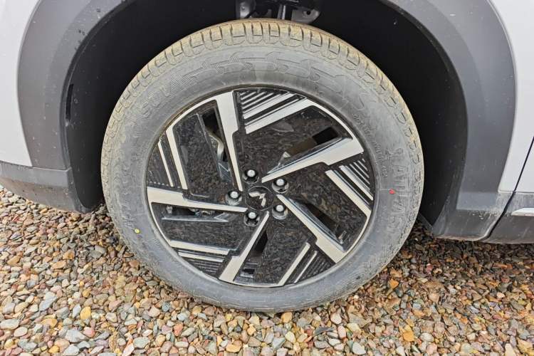 Used Wuling Xingguang S 2024 130 km Flagship Version Left Front Wheel Hub