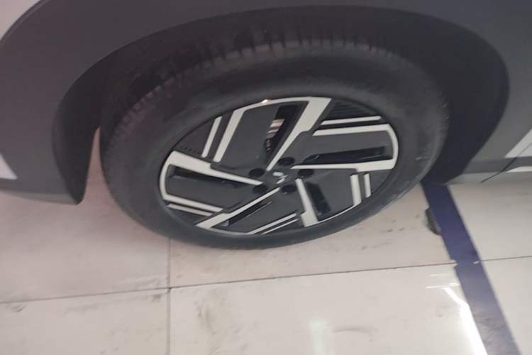 Used Wuling Xingguang S 2024 130km Flagship Version Left Front Wheel Hub