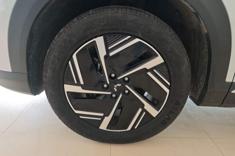 Used Wuling Xingguang S 2024 130 km Flagship Version Left Front Wheel Hub