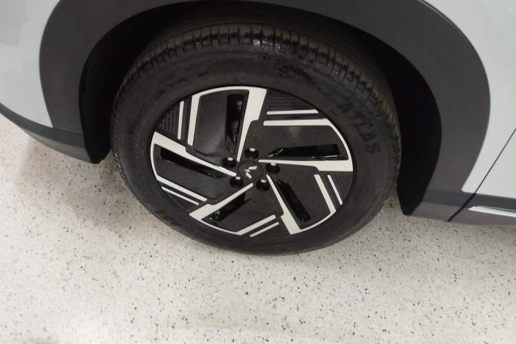 Used Wuling Xingguang S 2024 510 km Flagship Version Left Front Wheel Hub