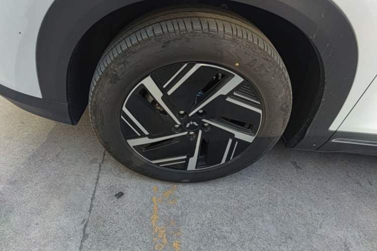 Used Wuling Xingguang S 2024 130 km Flagship Version Left Front Wheel Hub