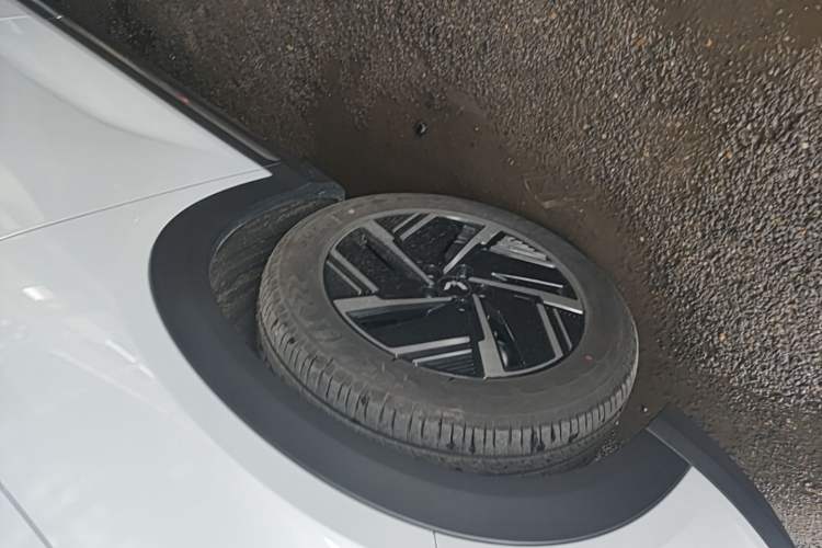 Used Wuling Xingguang S 2024 130 km Flagship Version Left Front Wheel Hub
