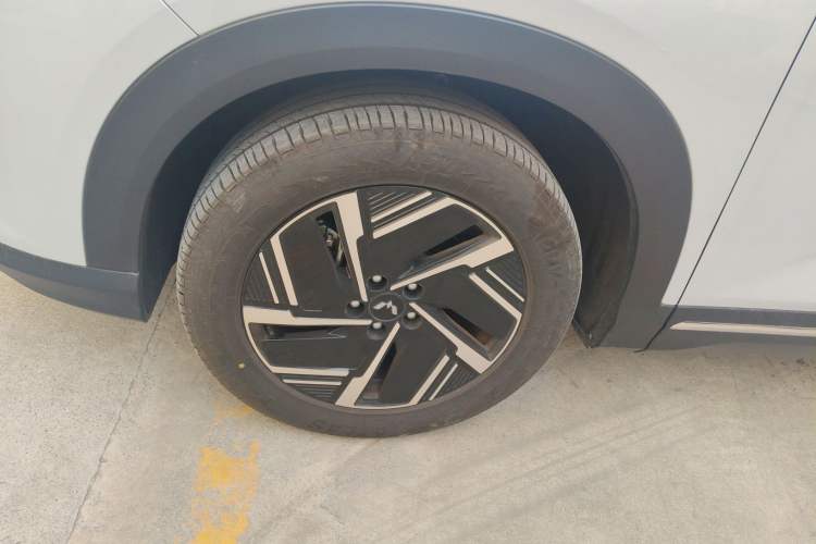 Used Wuling Xingguang S 2024 130 km Flagship Version Left Front Wheel Hub