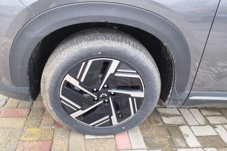 Used Wuling Xingguang S 2024 130 km Flagship Version Left Front Wheel Hub