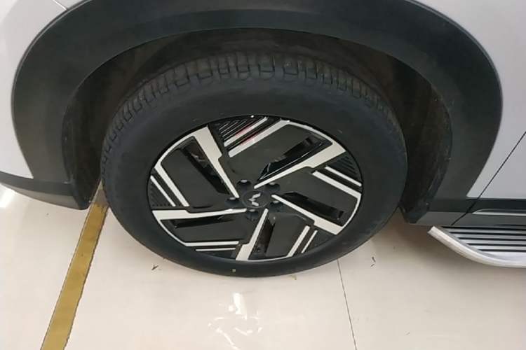 Used Wuling Xingguang S 2024 130 km Flagship Version Left Front Wheel Hub