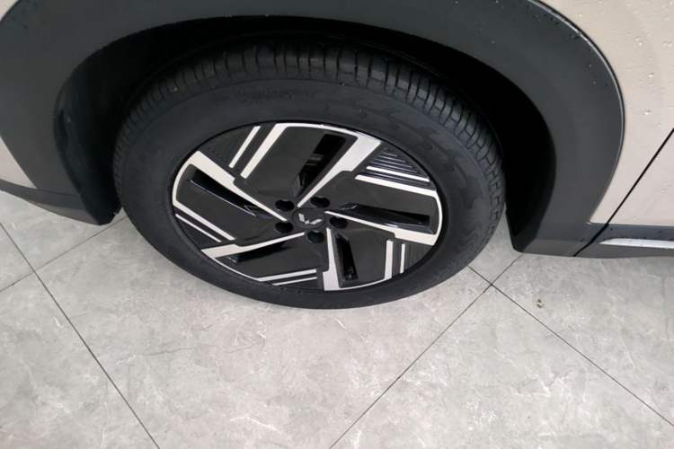 Used Wuling Xingguang S 2024 510 km Flagship Version Left Front Wheel Hub