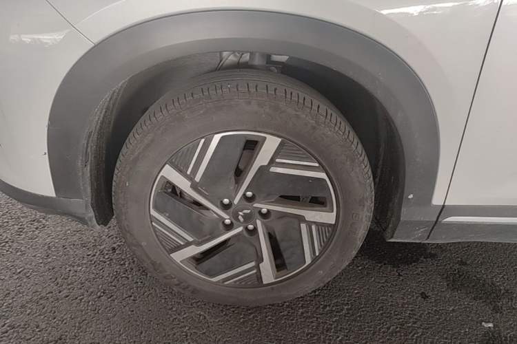 Used Wuling Xingguang S 2024 510km Flagship Edition Left Front Wheel Hub