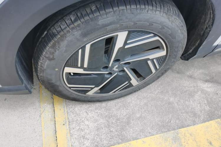 Used Wuling Xingguang S 2024 130 km Flagship Version Left Front Wheel Hub
