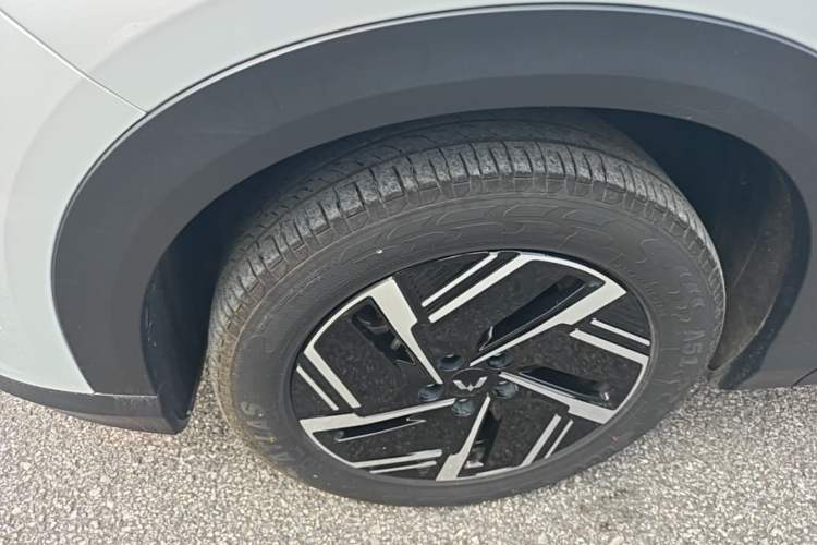 Used Wuling Xingguang S 2024 510km Flagship Edition Left Front Wheel Hub
