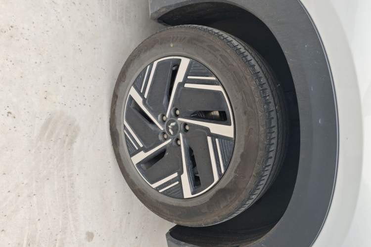 Used Wuling Xingguang S 2024 130km Flagship Version Right Front Wheel Hub