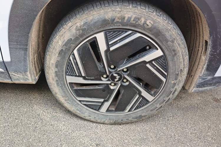 Used Wuling Xingguang S 2024 130 km Flagship Version Right Front Wheel Hub