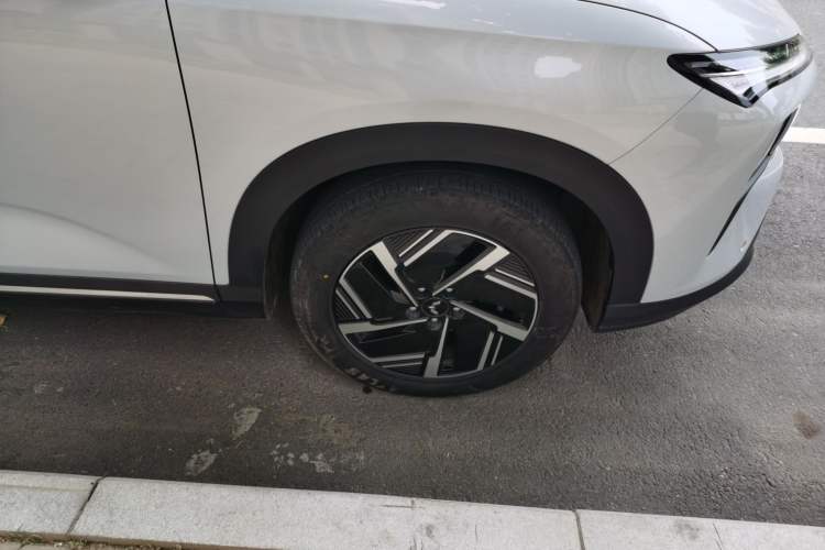 Used Wuling Xingguang S 2024 130 km Flagship Version Right Front Wheel Hub