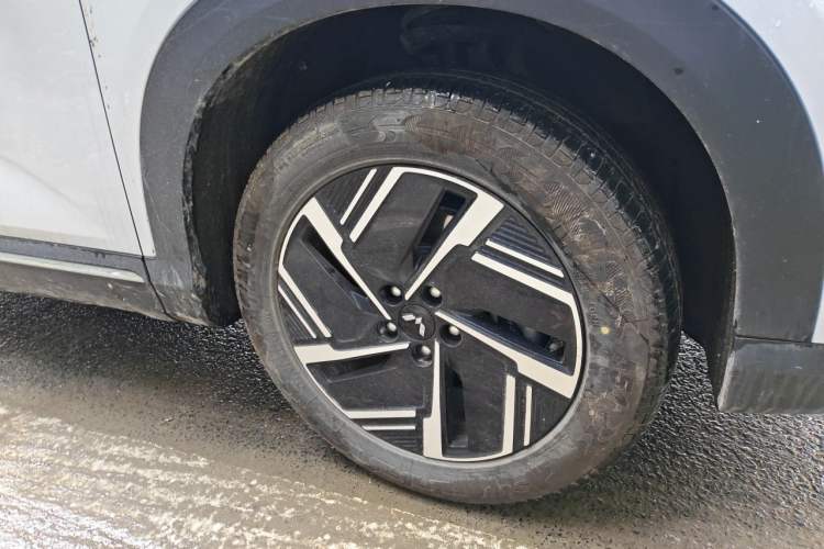 Used Wuling Xingguang S 2024 130 km Flagship Version Right Front Wheel Hub