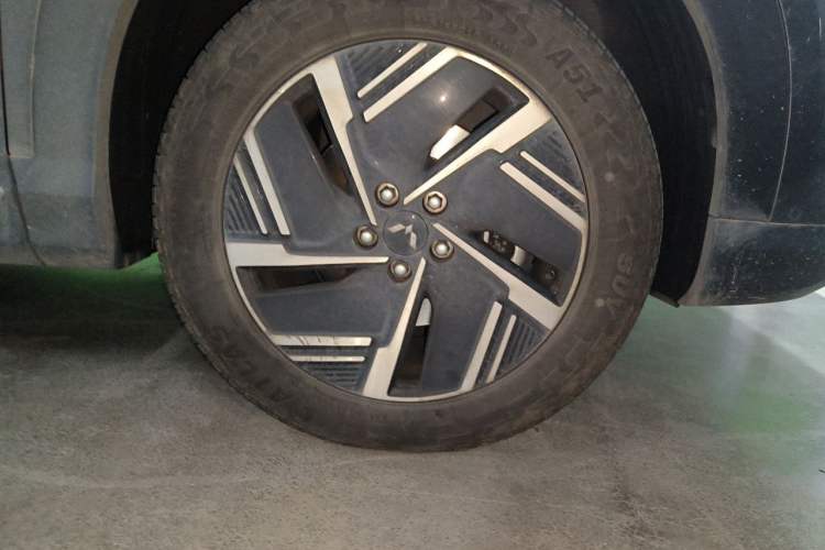 Used Wuling Xingguang S 2024 130 km Flagship Version Right Front Wheel Hub