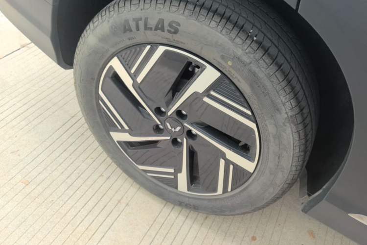 Used Wuling Xingguang S 2024 130 km Flagship Version Right Rear Wheel Hub