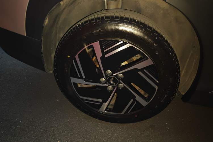 Used Wuling Xingguang S 2024 130 km Flagship Version Right Rear Wheel Hub