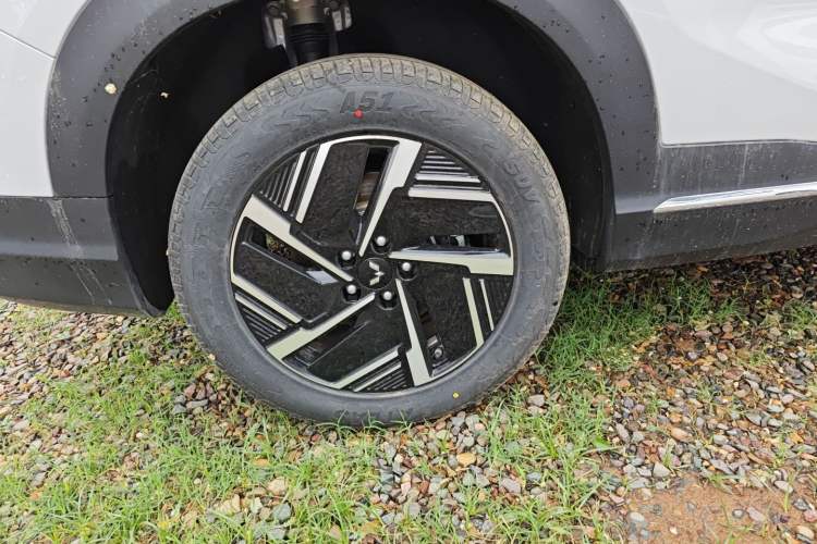 Used Wuling Xingguang S 2024 130 km Flagship Version Right Rear Wheel Hub