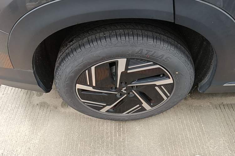 Used Wuling Xingguang S 2024 130 km Flagship Version Right Rear Wheel Hub