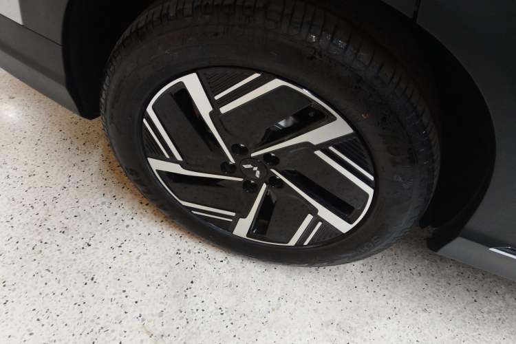 Used Wuling Xingguang S 2024 510 km Flagship Version Right Rear Wheel Hub