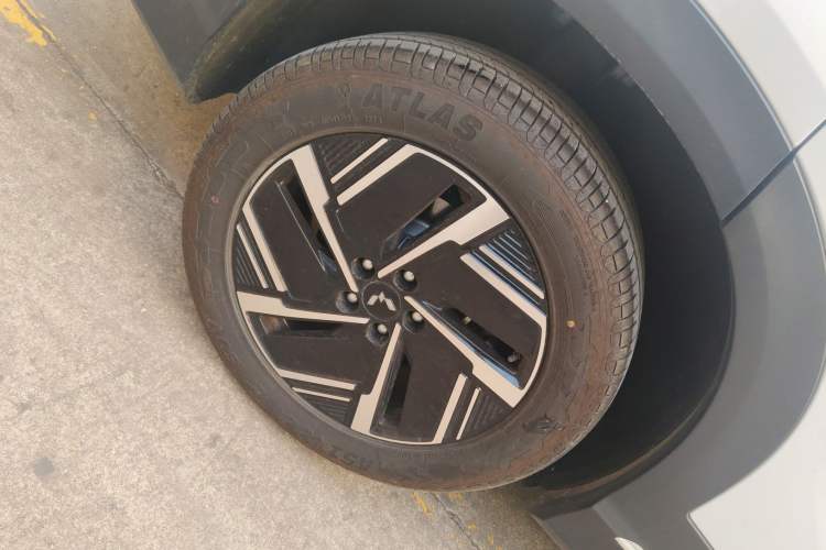 Used Wuling Xingguang S 2024 130 km Flagship Version Right Rear Wheel Hub