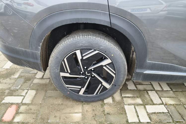 Used Wuling Xingguang S 2024 130 km Flagship Version Right Rear Wheel Hub