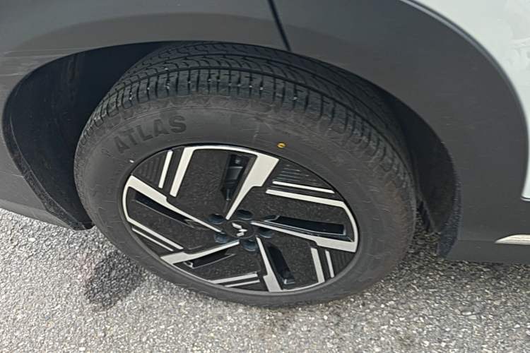 Used Wuling Xingguang S 2024 510km Flagship Edition Right Rear Wheel Hub