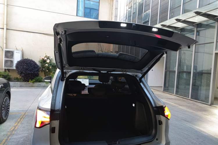 Used Wuling Xingguang S 2024 130 km Flagship Version Trunk