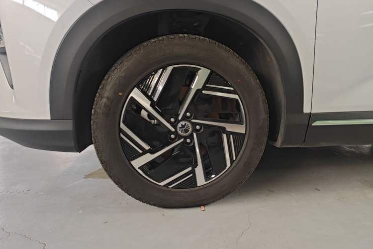 Used Wuling Xingguang S 2024 510km Flagship Edition Left Front Wheel Hub