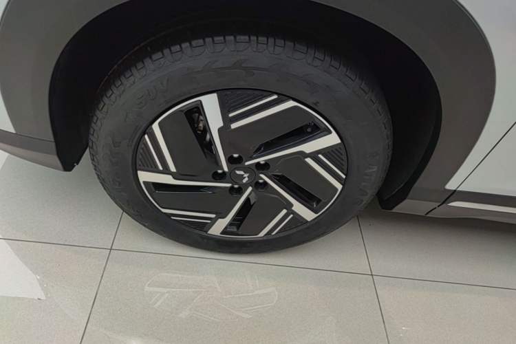 Used Wuling Xingguang S 2024 130 km Flagship Version Left Front Wheel Hub