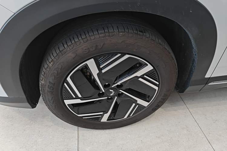 Used Wuling Xingguang S 2024 130 km Flagship Version Left Front Wheel Hub