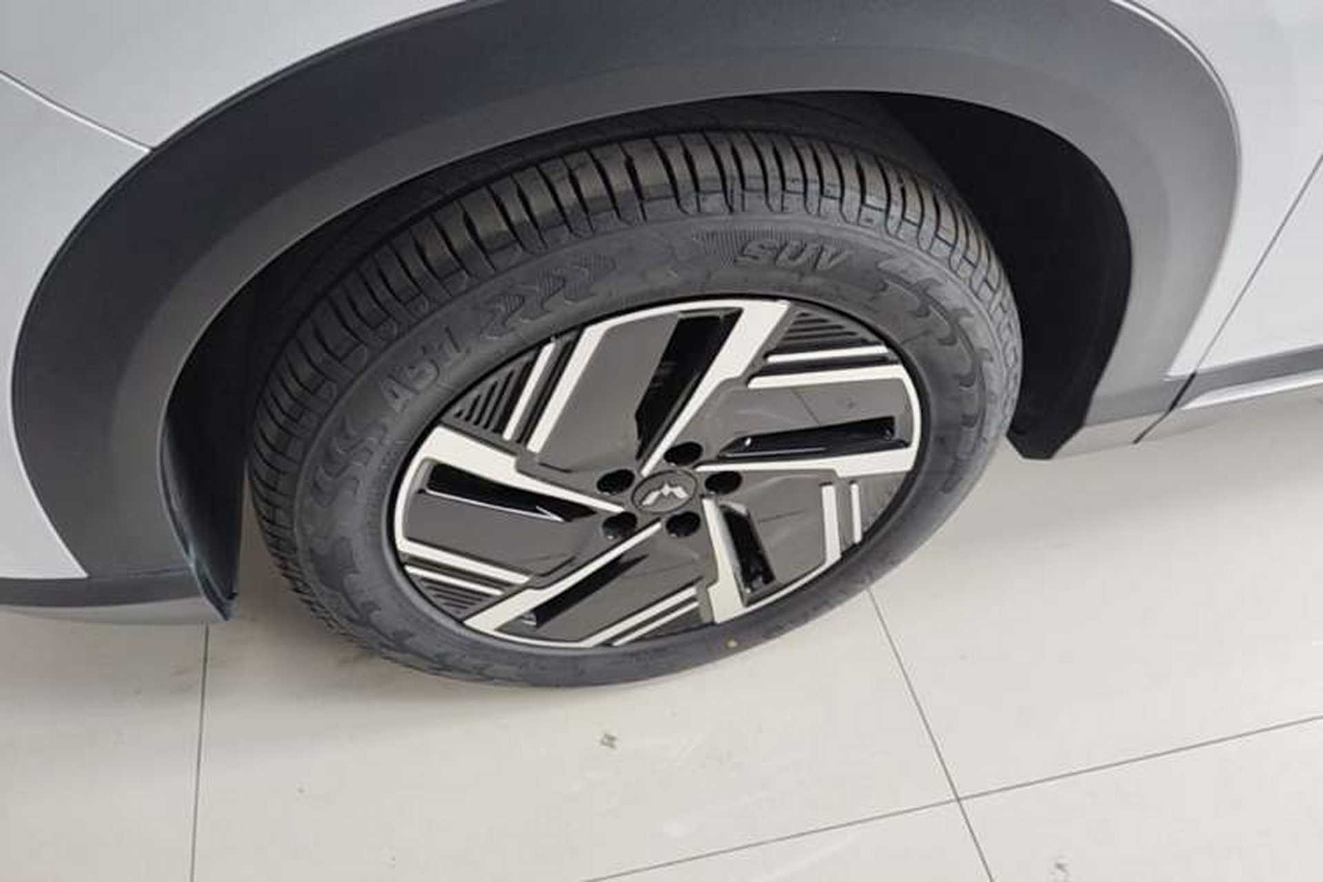 Used Wuling Xingguang S 2024 130 km Flagship Version Left Front Wheel Hub