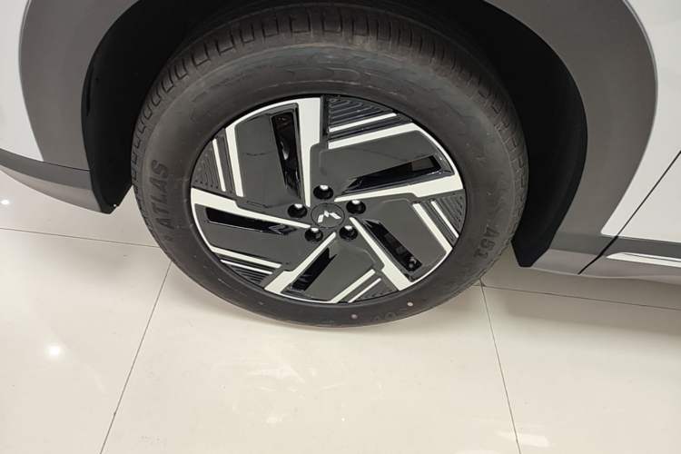 Used Wuling Xingguang S 2024 510 km Flagship Version Left Front Wheel Hub