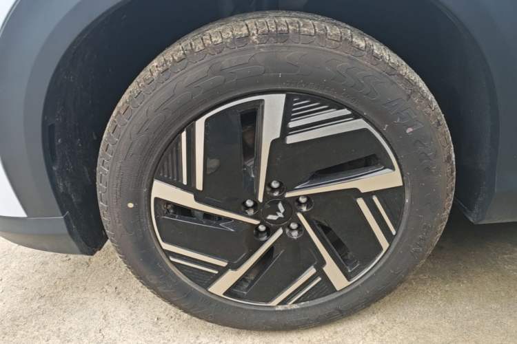 Used Wuling Xingguang S 2024 510 km Flagship Version Left Front Wheel Hub
