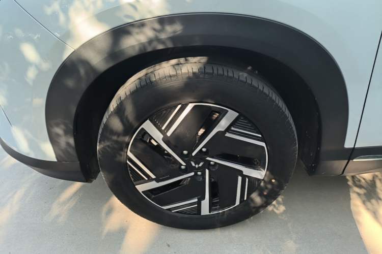 Used Wuling Xingguang S 2024 130 km Flagship Version Left Front Wheel Hub
