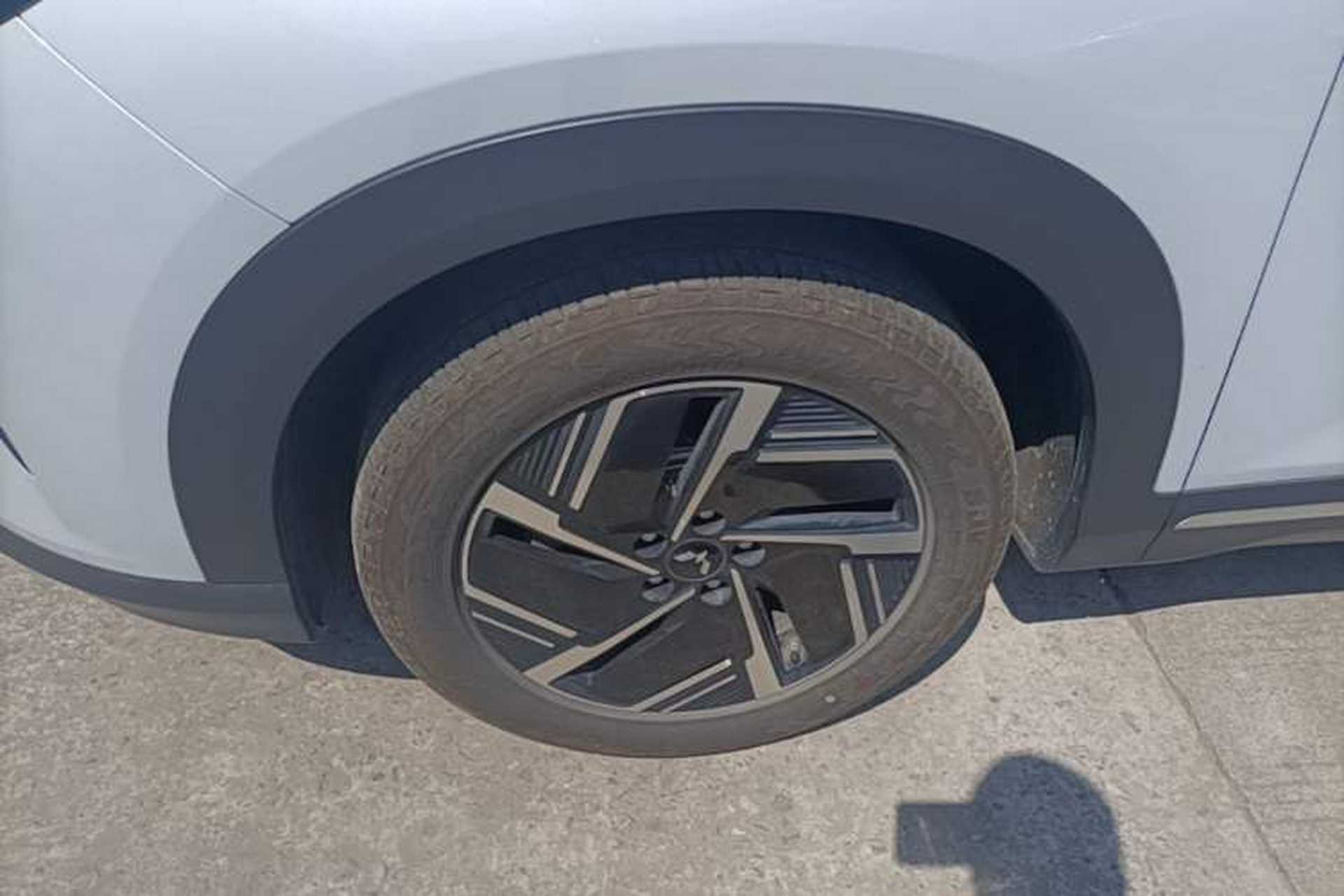 Used Wuling Xingguang S 2024 130 km Flagship Version Left Front Wheel Hub