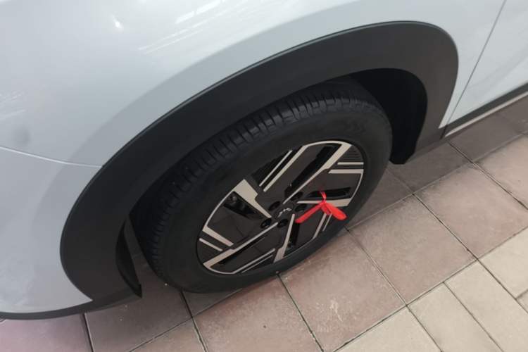 Used Wuling Xingguang S 2024 130 km Flagship Version Left Front Wheel Hub