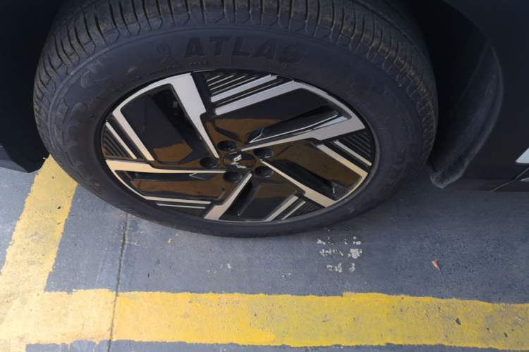 Used Wuling Xingguang S 2024 510 km Flagship Version Left Front Wheel Hub