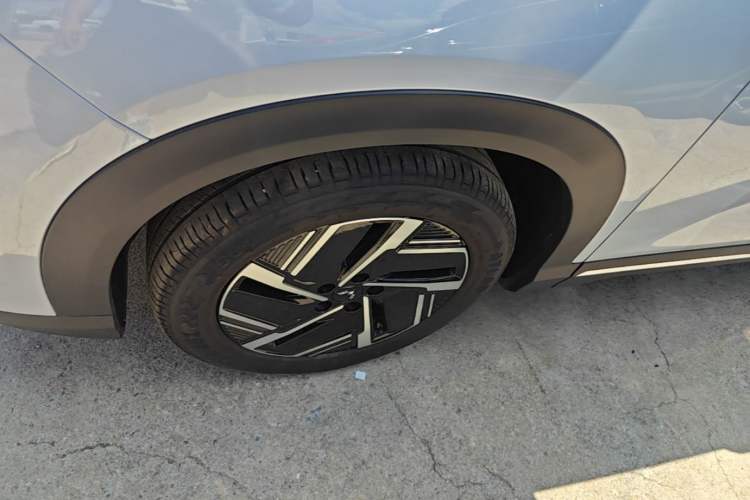 Used Wuling Xingguang S 2024 130 km Flagship Version Left Front Wheel Hub