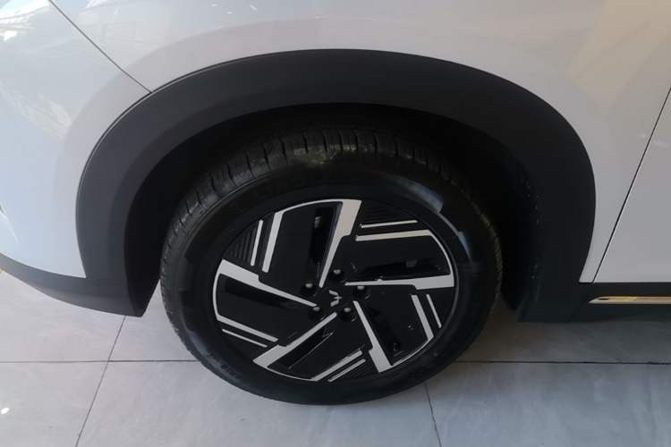 Used Wuling Xingguang S 2024 130km Flagship Version Left Front Wheel Hub