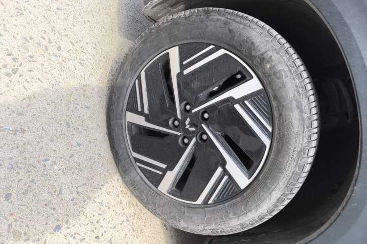 Used Wuling Xingguang S 2024 130 km Flagship Version Left Front Wheel Hub