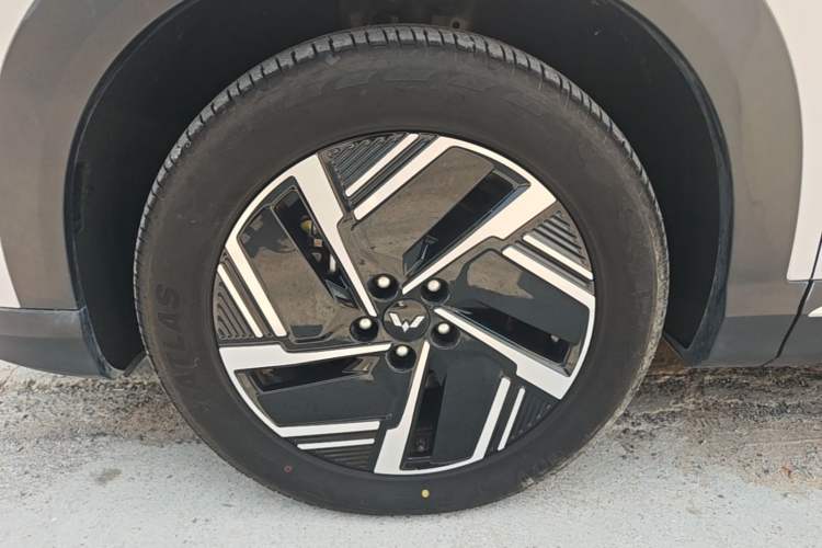 Used Wuling Xingguang S 2024 130 km Flagship Version Left Front Wheel Hub