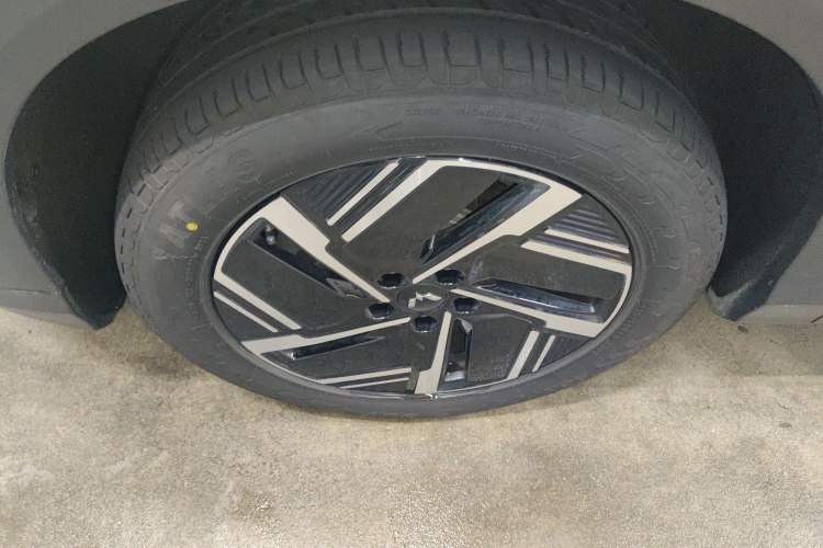 Used Wuling Xingguang S 2024 510km Flagship Edition Left Front Wheel Hub