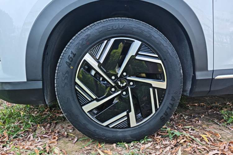 Used Wuling Xingguang S 2024 130 km Flagship Version Left Front Wheel Hub