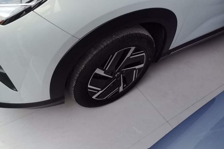 Used Wuling Xingguang S 2024 130km Flagship Version Left Front Wheel Hub